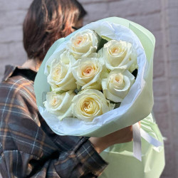 7 кремовых роз
